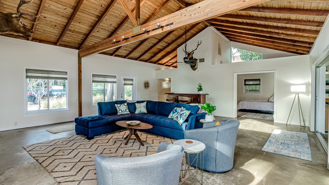 Photo of Livingroom in Crooked Lake