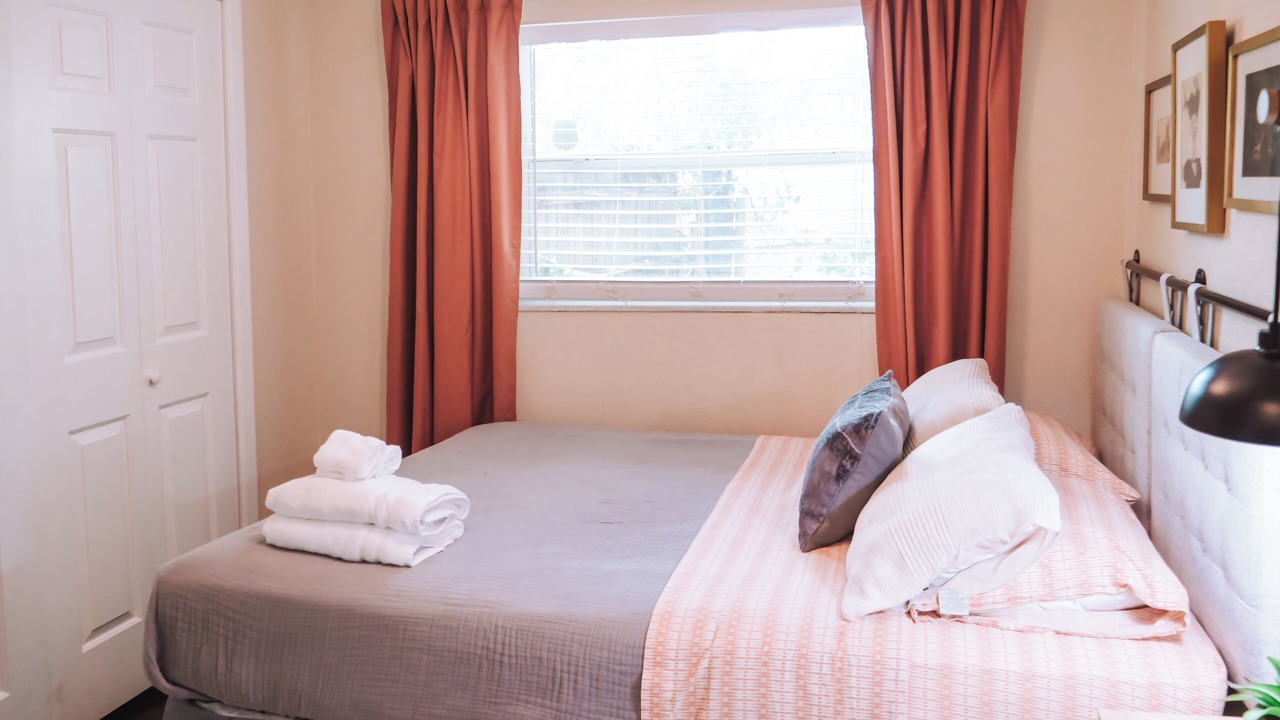 Photo of Bedroom in Carver City - Lincoln Gardens