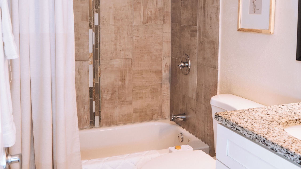 Photo of Bathroom in Carver City - Lincoln Gardens