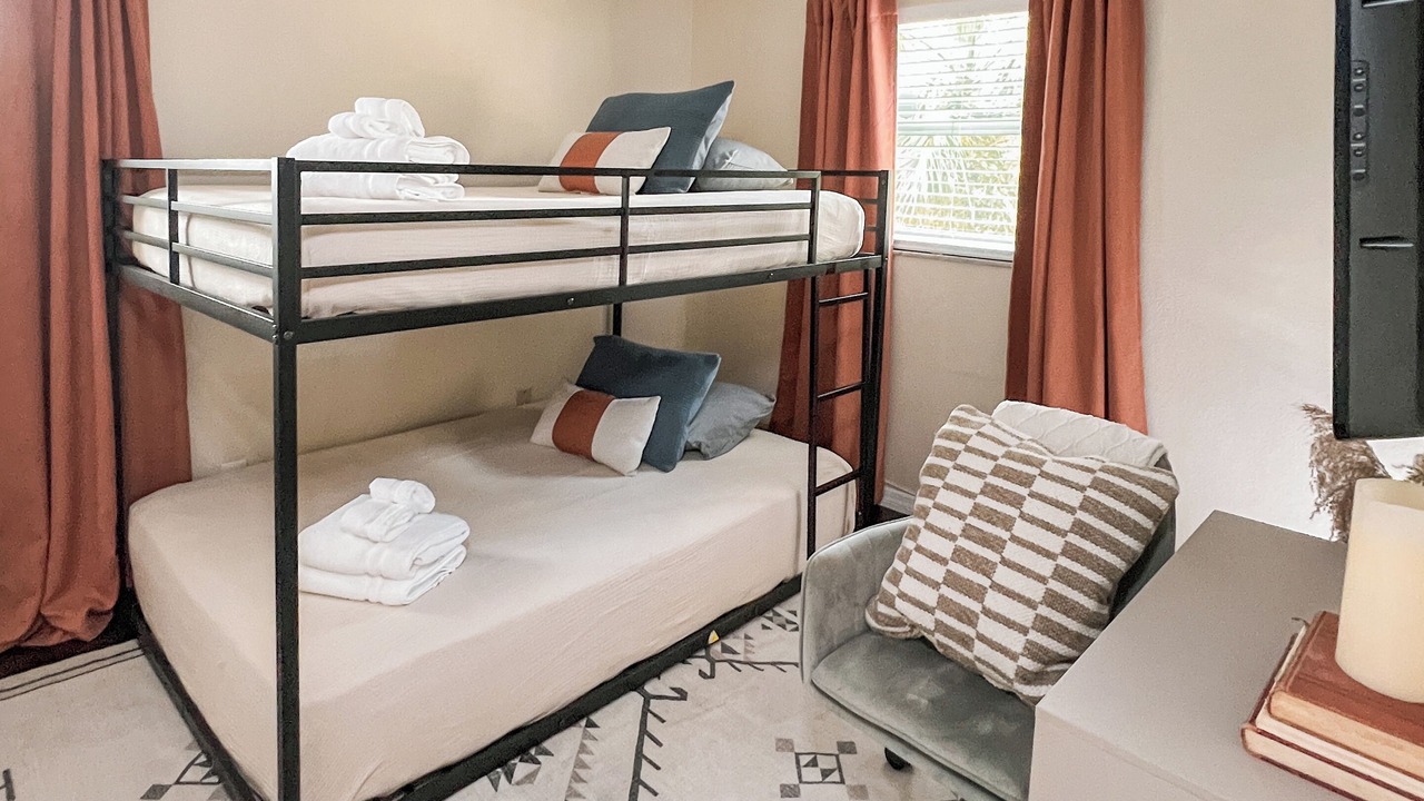 Photo of Bedroom in Carver City - Lincoln Gardens