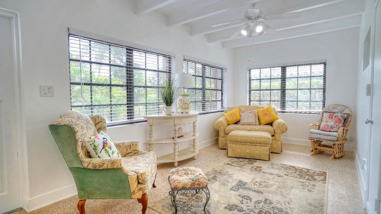 Photo of Livingroom in Lauderdale Beach