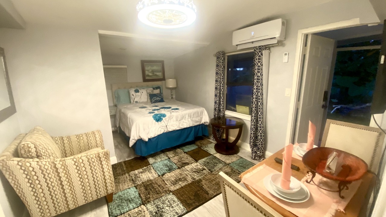 Photo of Bedroom in Florida Gardens