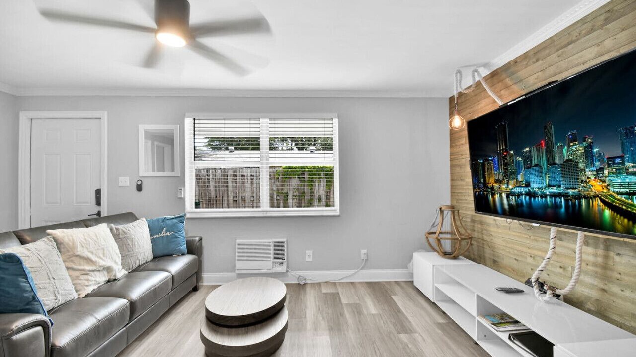 Photo of Livingroom in River Oaks