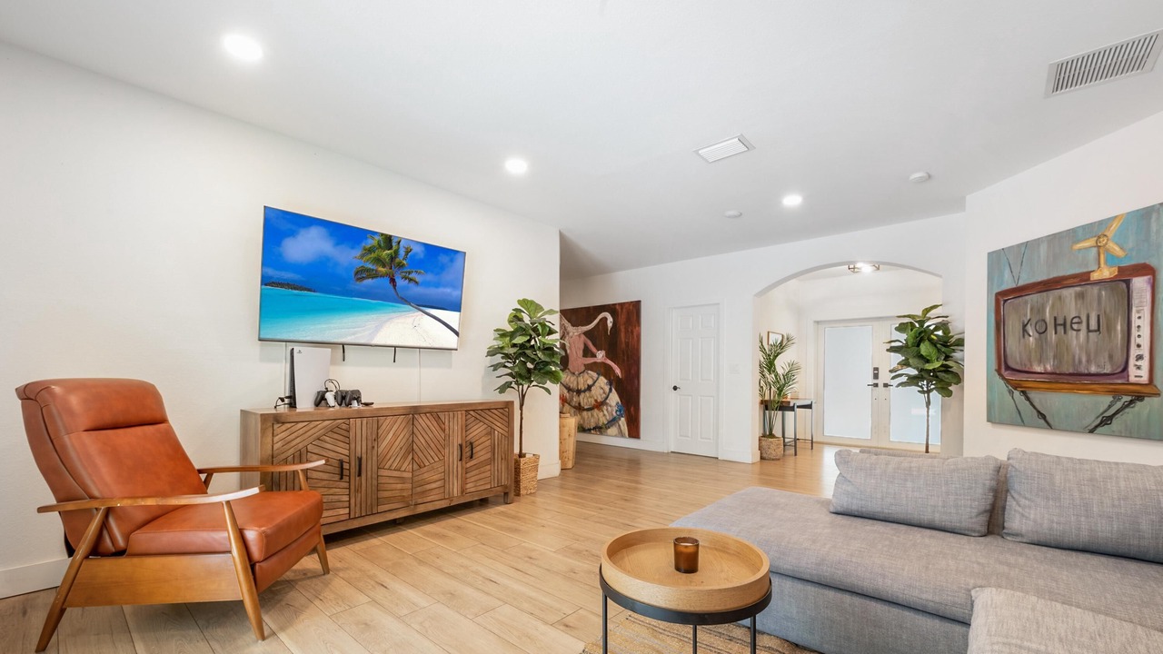 Photo of Livingroom in Ludlam