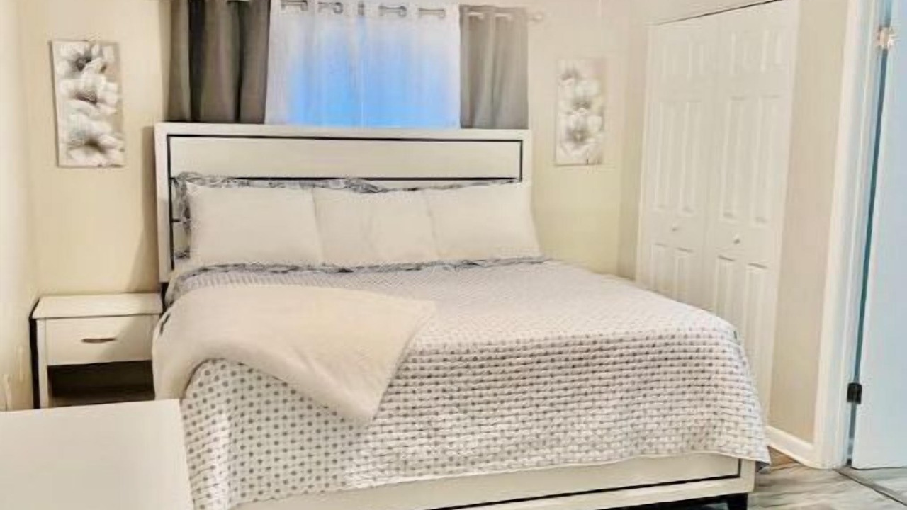 Photo of Bedroom in Malibu Groves