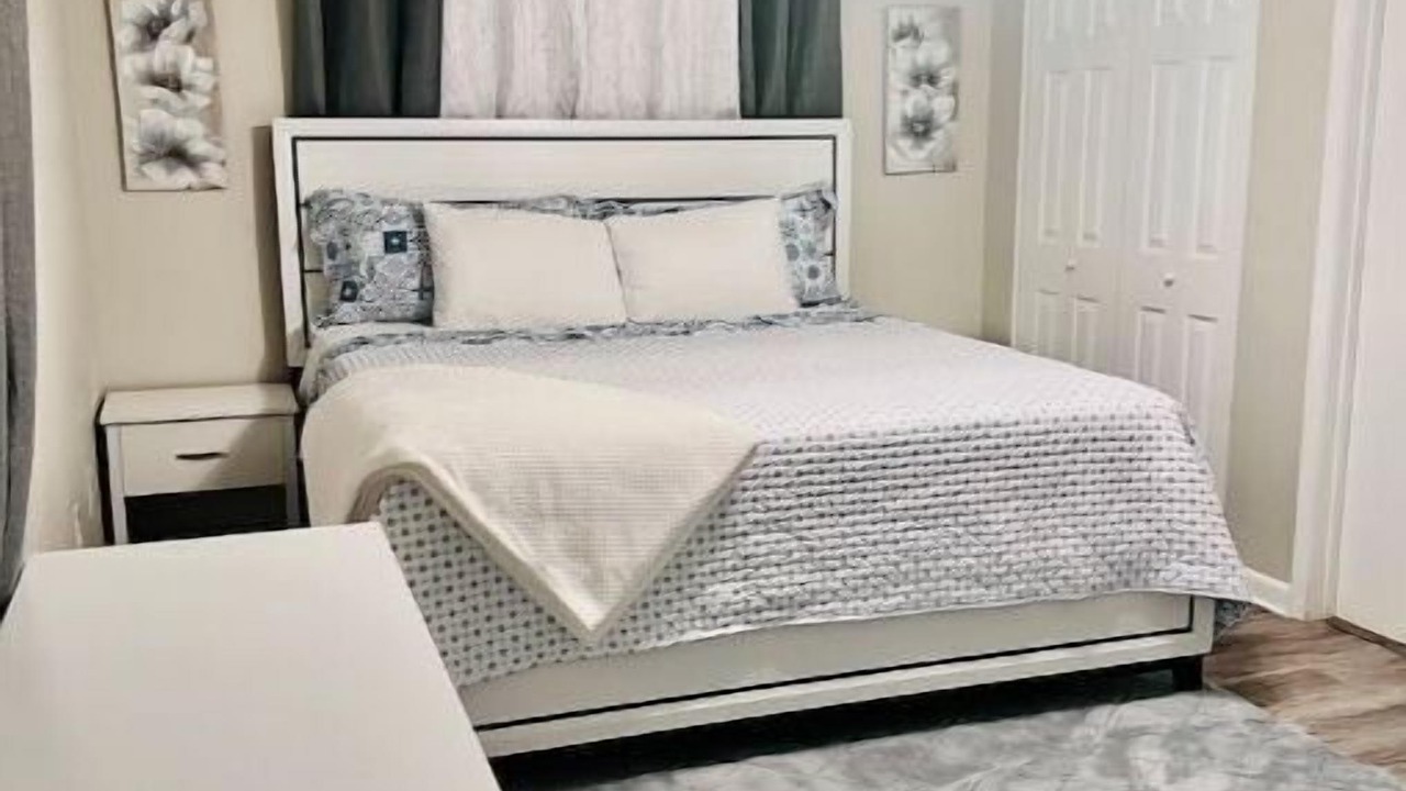 Photo of Bedroom in Malibu Groves
