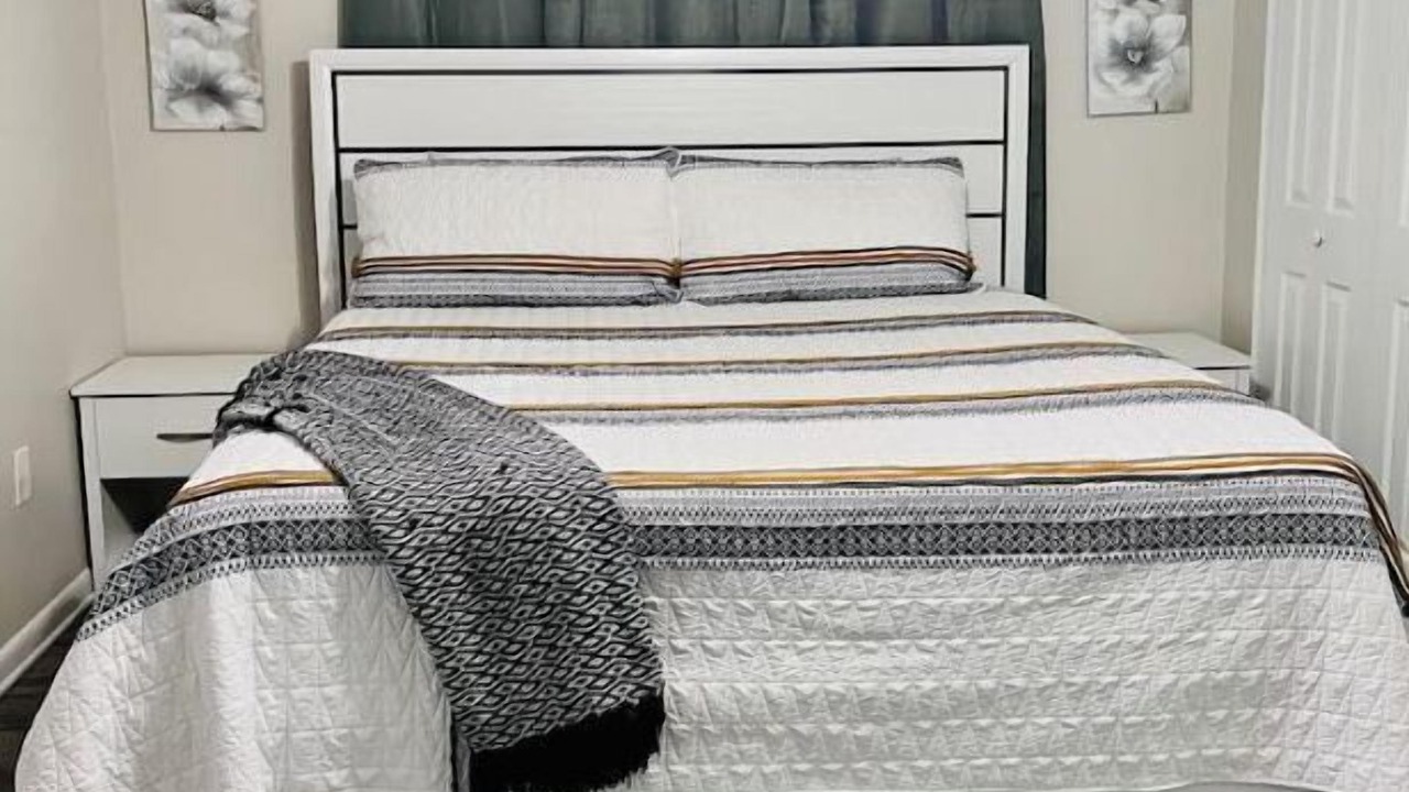 Photo of Bedroom in Malibu Groves