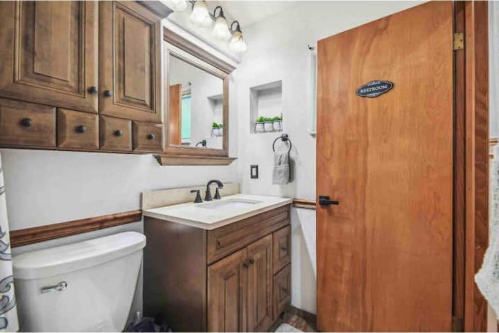 Photo of Bathroom in Weeki Wachee Gardens