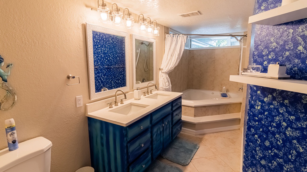 Photo of Bathroom in Weeki Wachee Gardens
