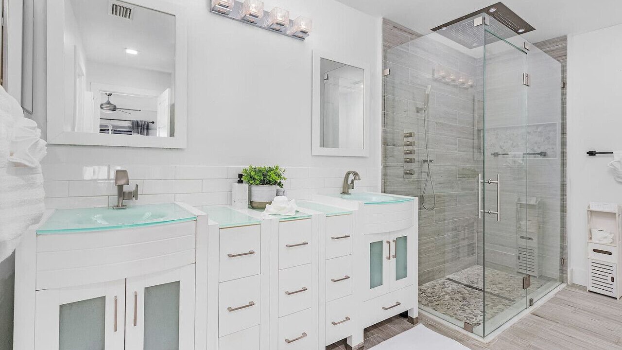 Photo of Bathroom in Pelican