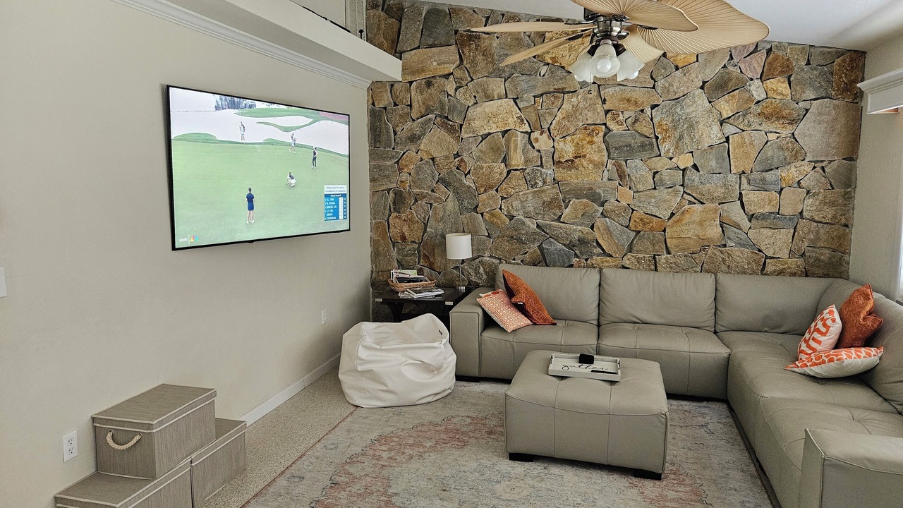 Photo of Livingroom in Yacht Club