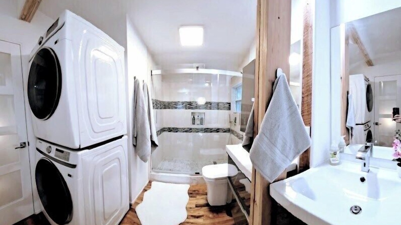 Photo of Bathroom in Poinsettia Heights