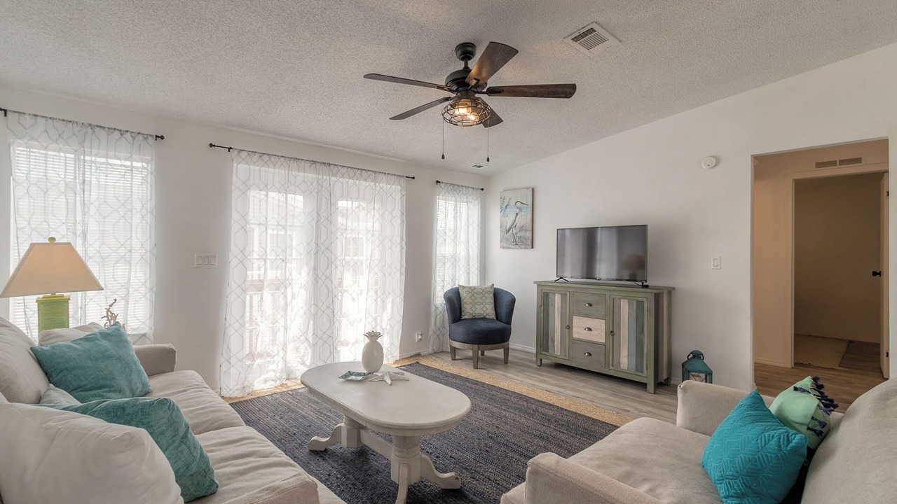 Photo of Livingroom in Edgewater