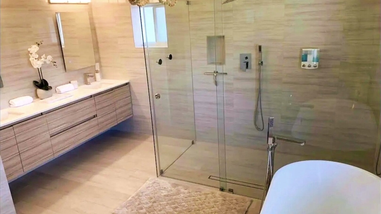 Photo of Bathroom in Dolphin Isles