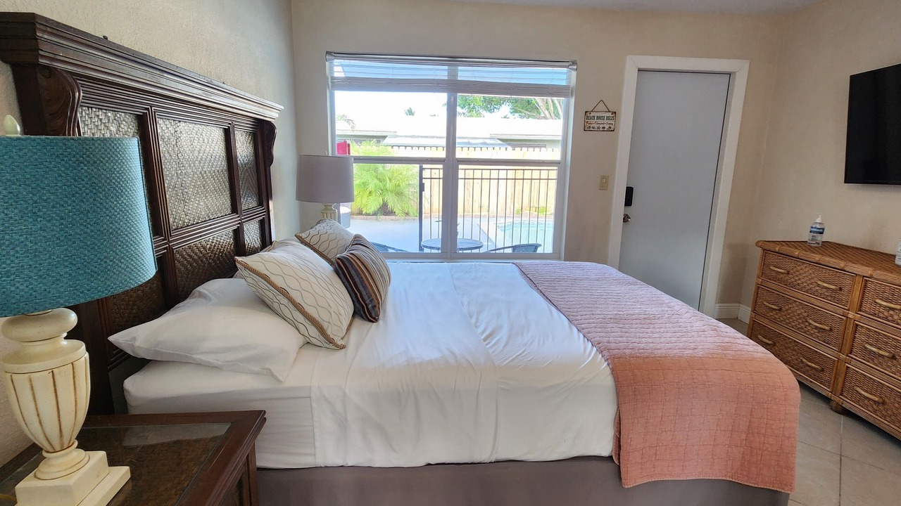 Photo of Bedroom in Central Oakland Park
