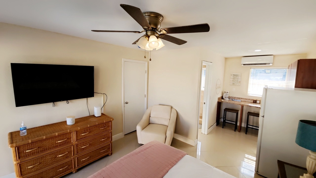 Photo of Bedroom in Central Oakland Park