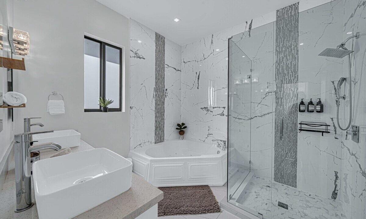 Photo of Bathroom in Golden Glades