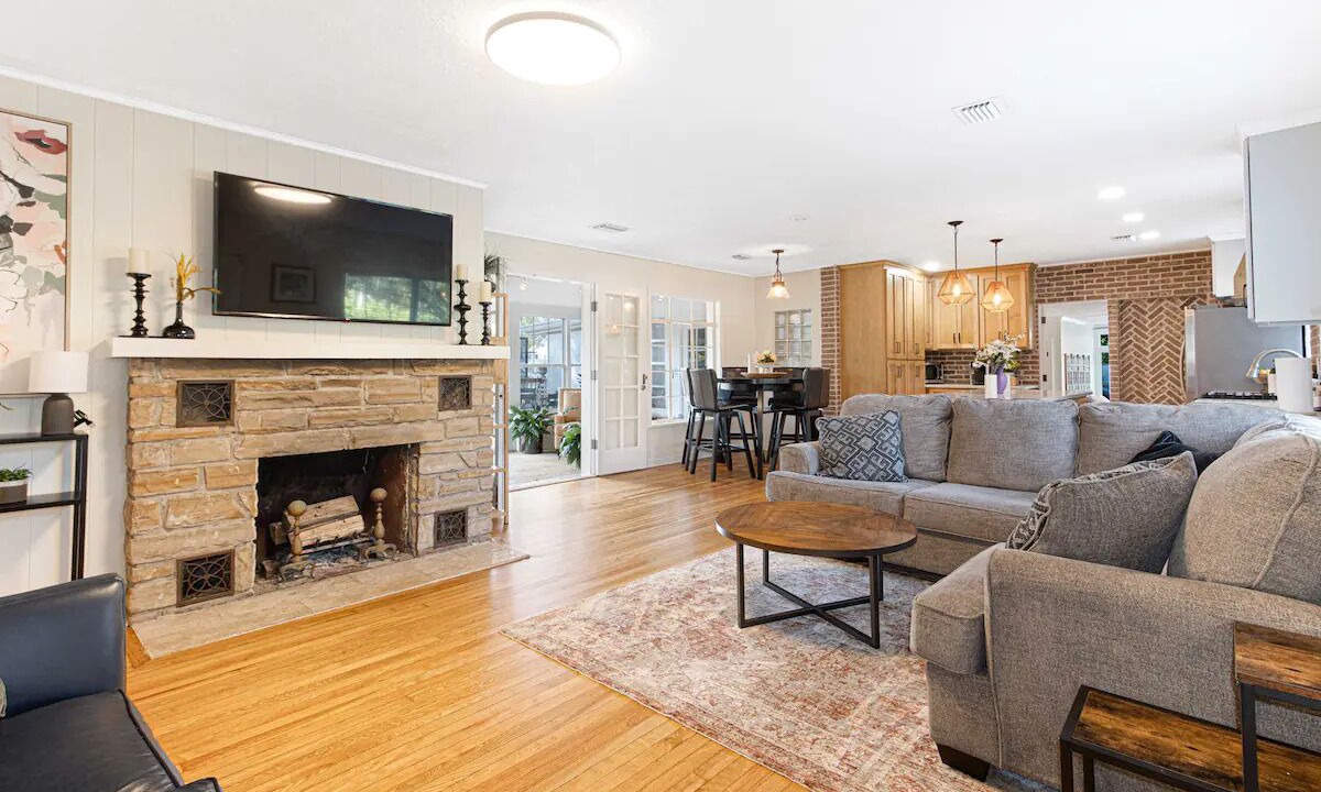 Photo of Livingroom in Historic District