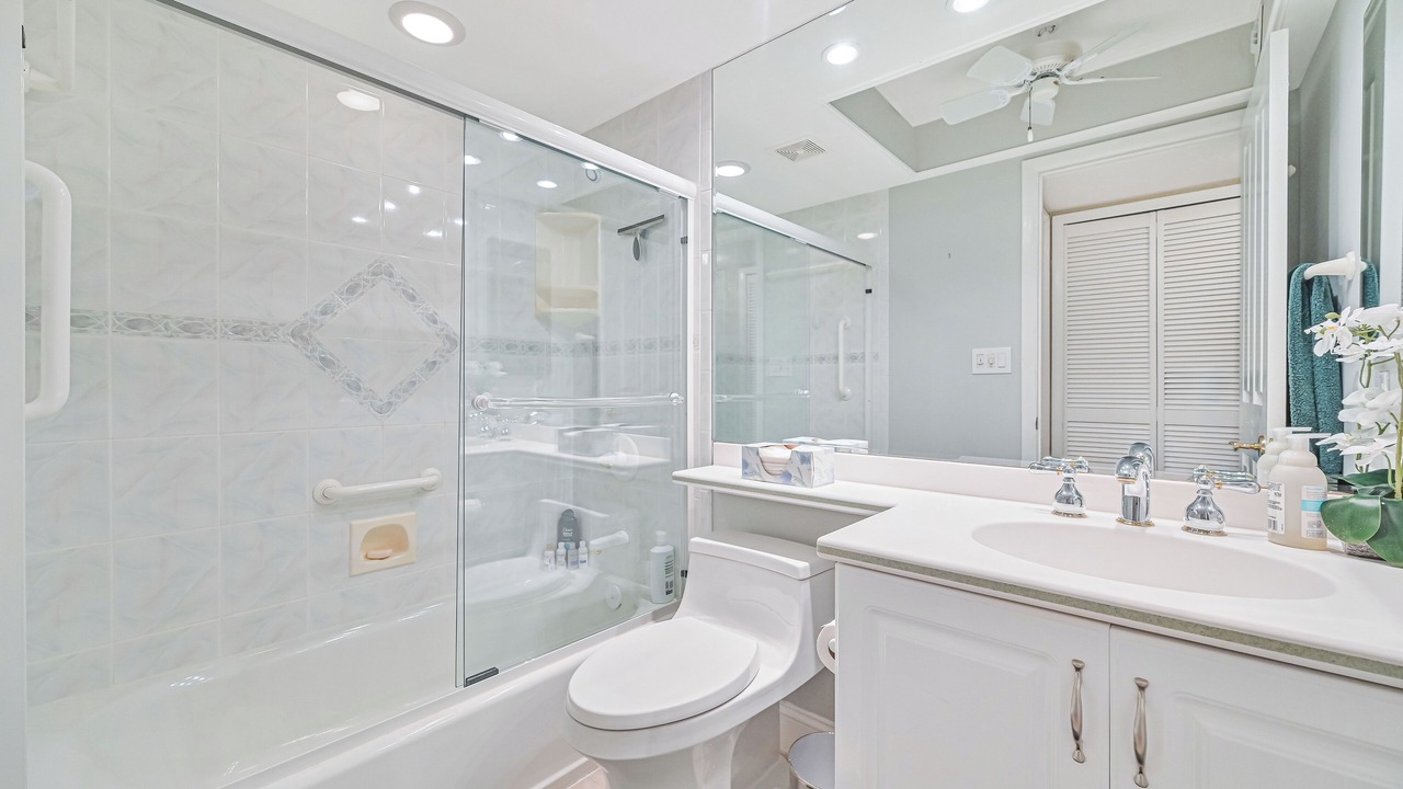 Photo of Bathroom in Vanderbilt Beach