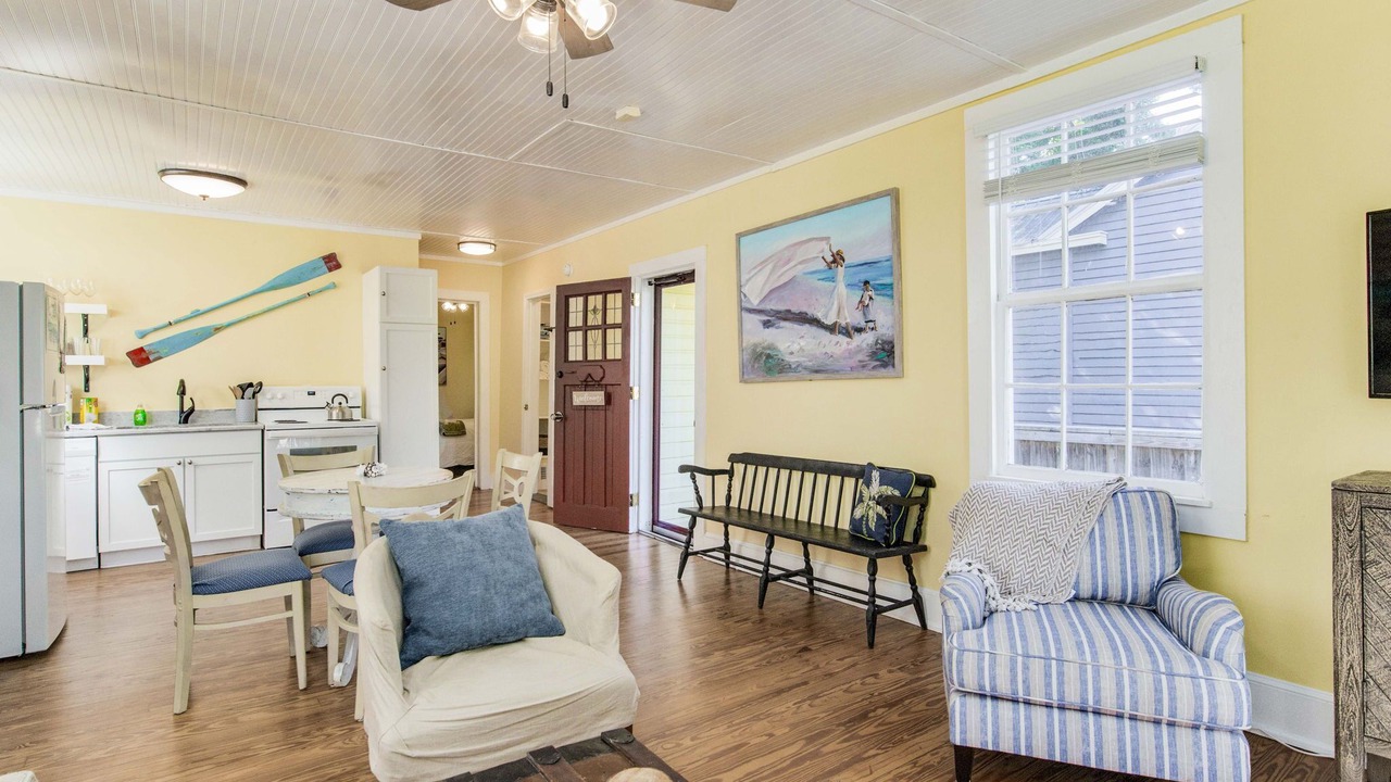 Photo of Livingroom in Old East Hill