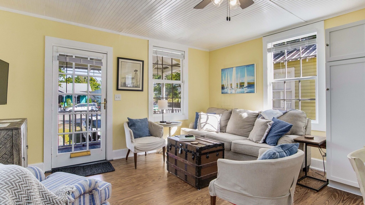 Photo of Livingroom in Old East Hill