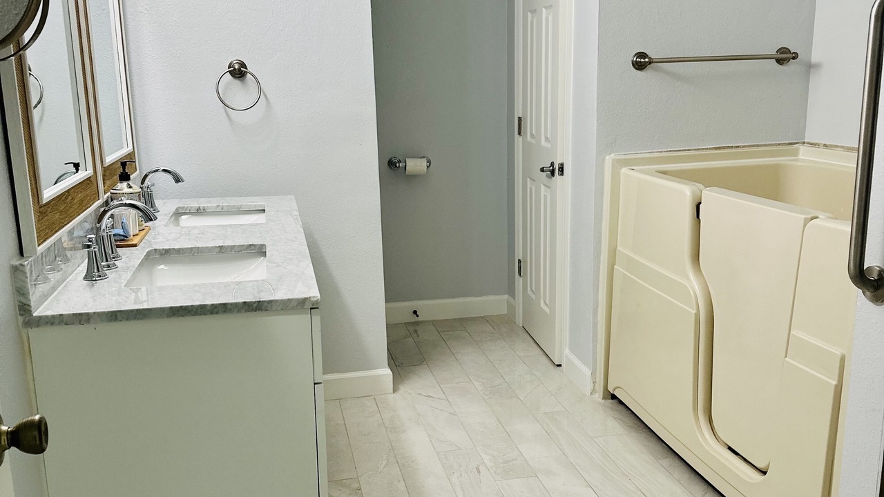 Photo of Bathroom in Rainbow Groves