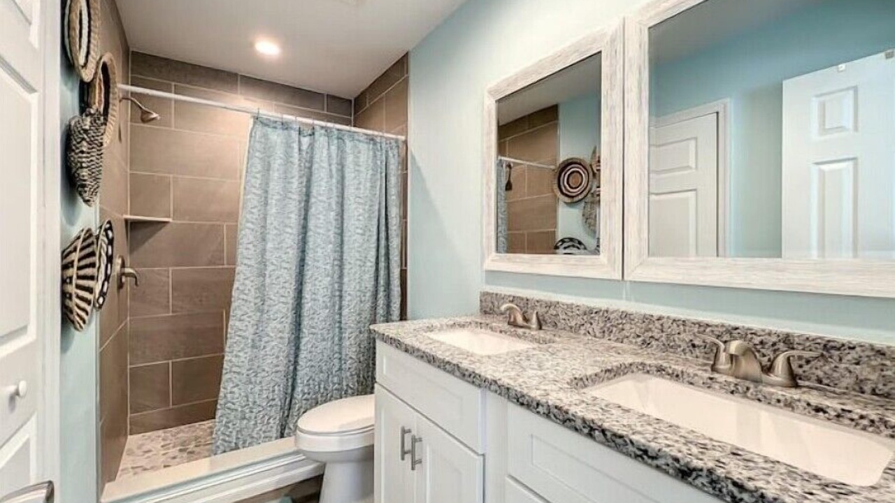 Photo of Bathroom in Azalea Park