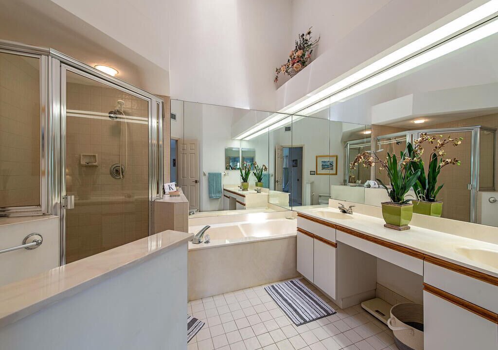 Photo of Bathroom in Park Shore