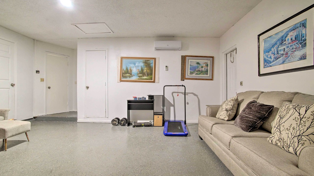 Photo of Livingroom in Lauderhill
