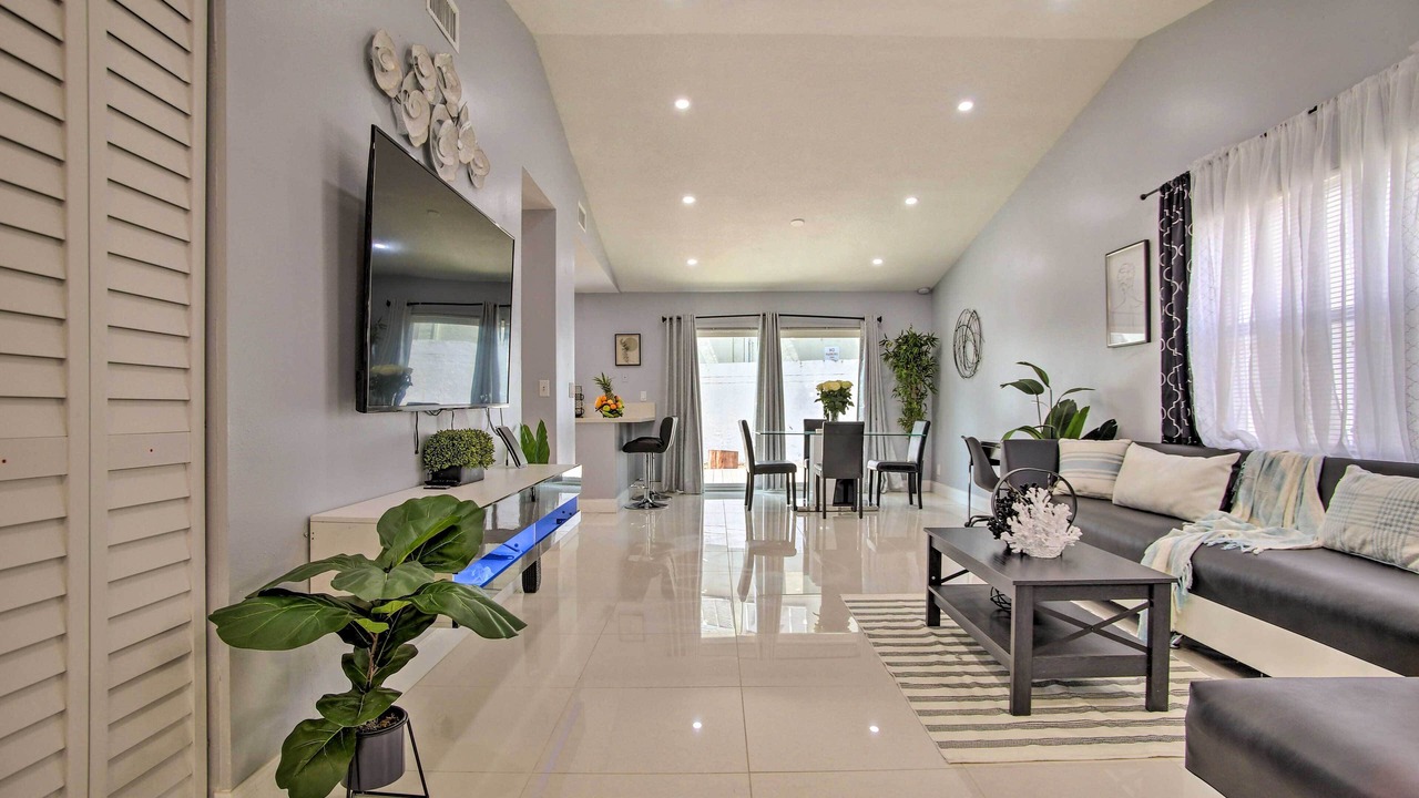 Photo of Livingroom in Lauderhill