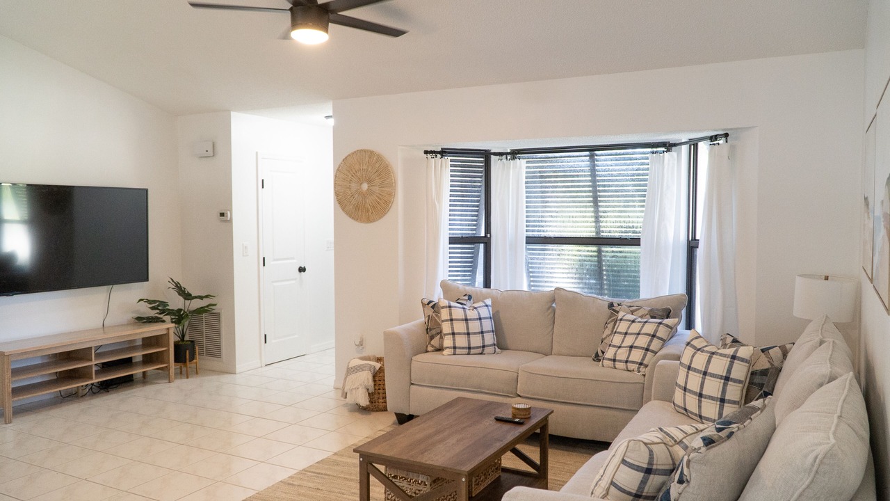Photo of Livingroom in Englewood East
