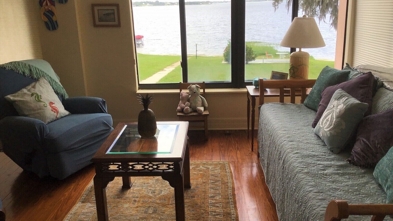 Photo of Livingroom in Crooked Lake