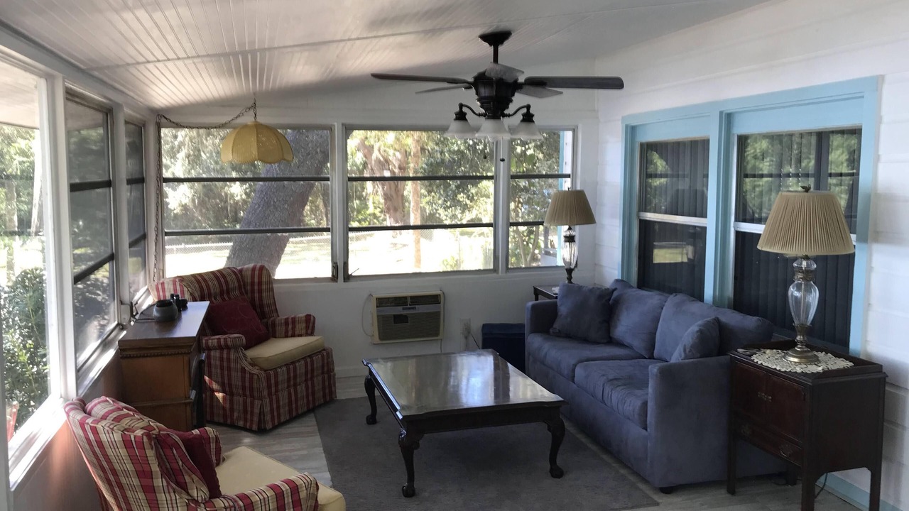 Photo of Livingroom in Putnam Hall