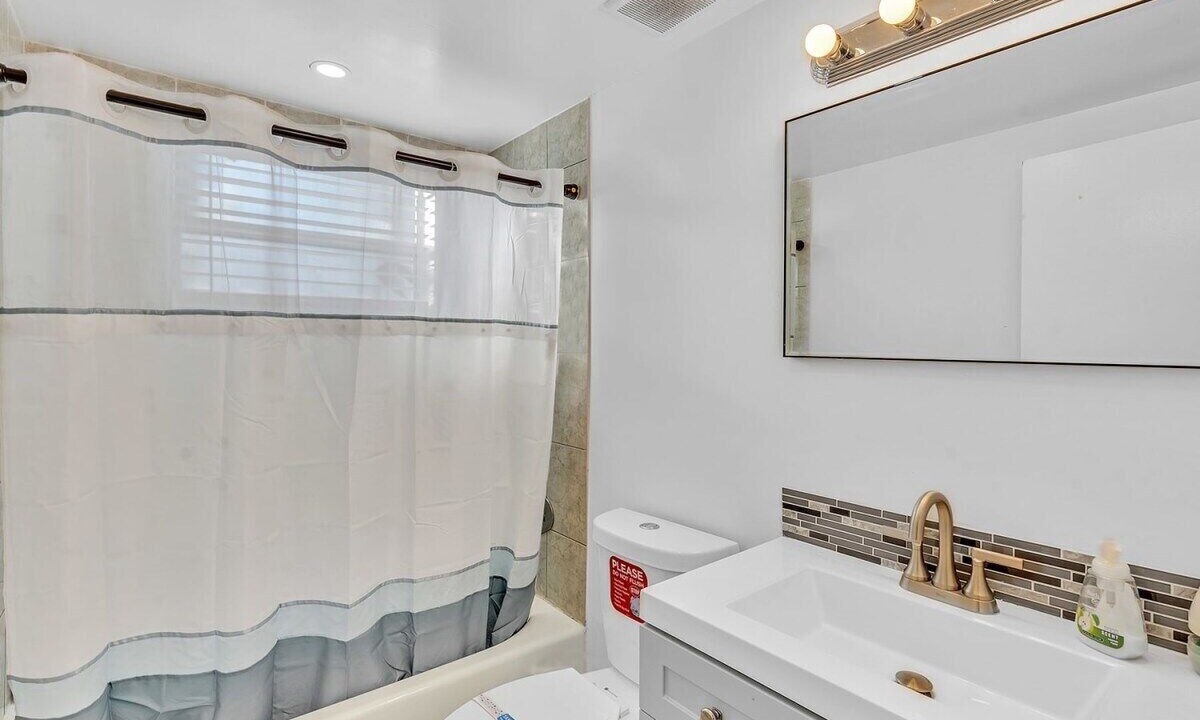 Photo of Bathroom in Royal Poinciana