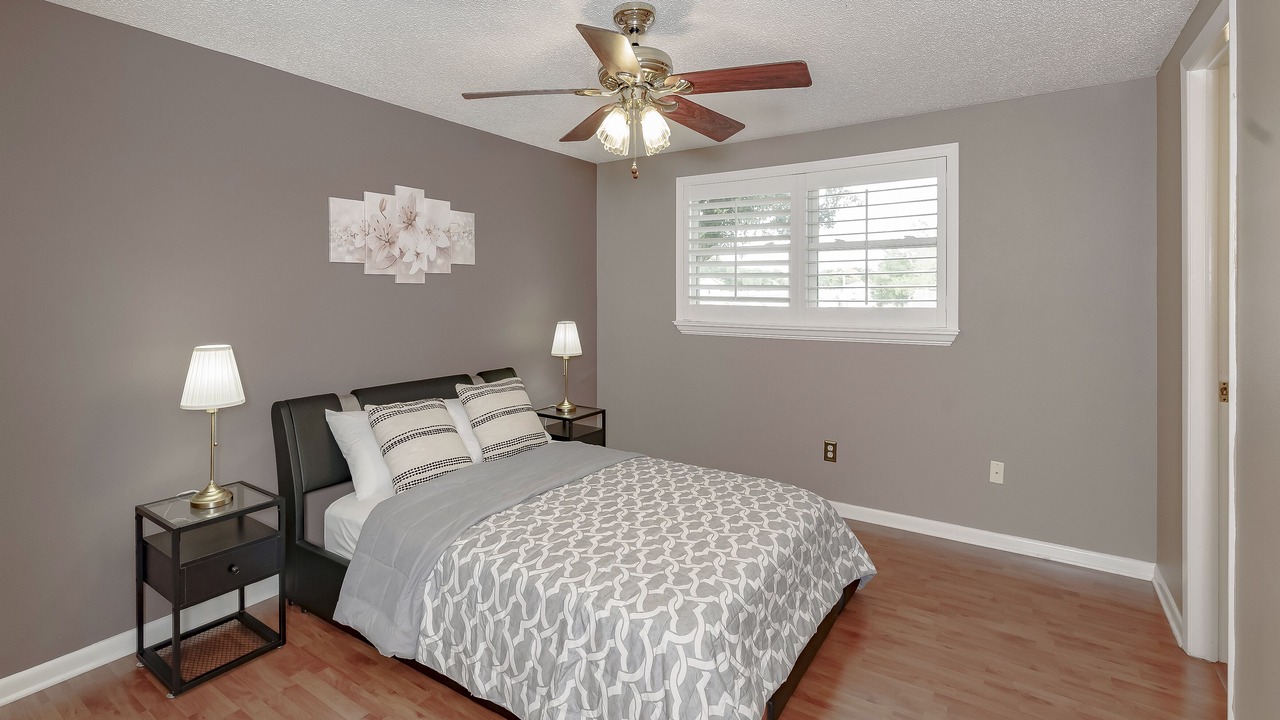 Photo of Bedroom in Town N County Park