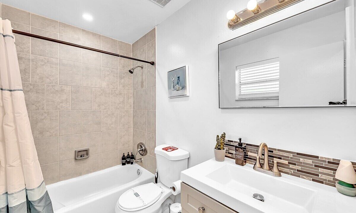 Photo of Bathroom in Royal Poinciana
