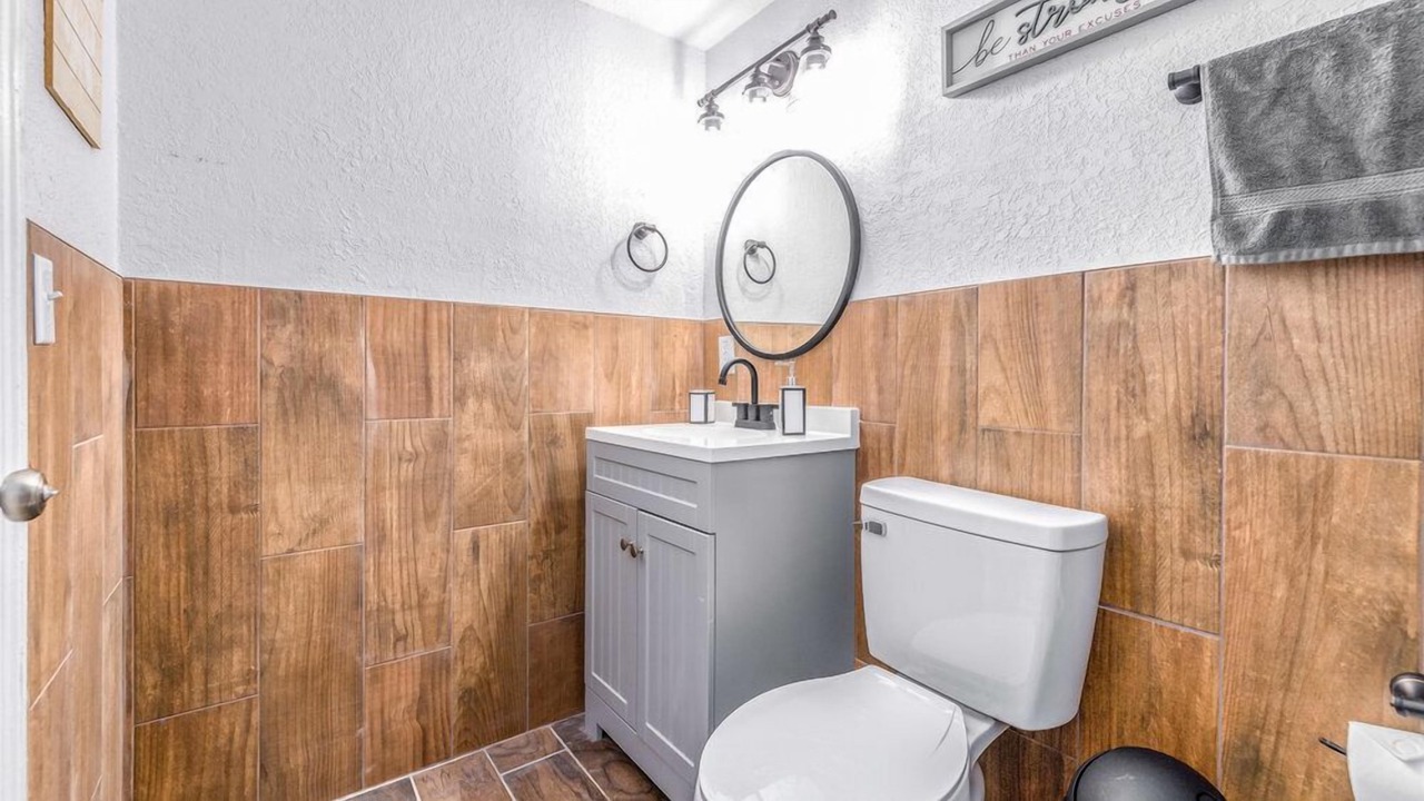 Photo of Bathroom in Azalea Park