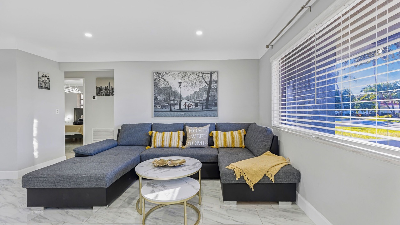 Photo of Livingroom in Imperial Point