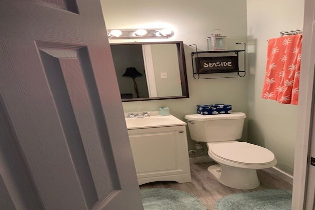 Photo of Bathroom in Lake Worth Corridor