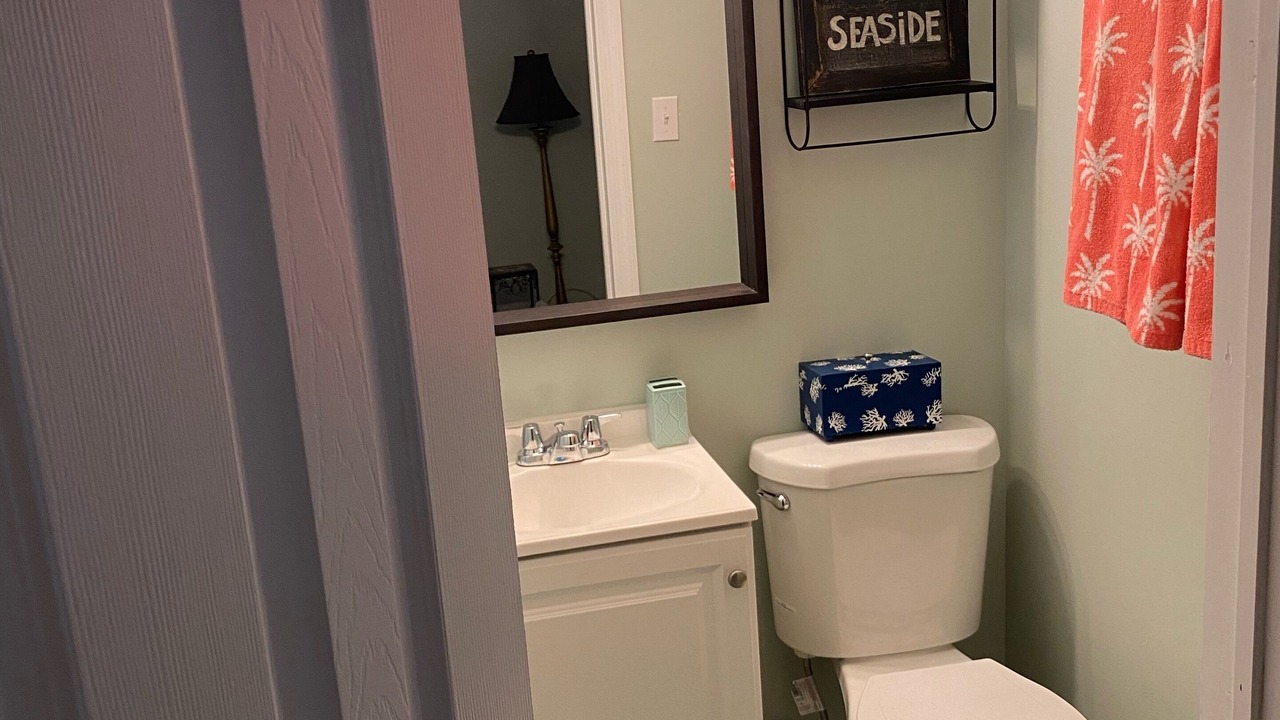 Photo of Bathroom in Lake Worth Corridor
