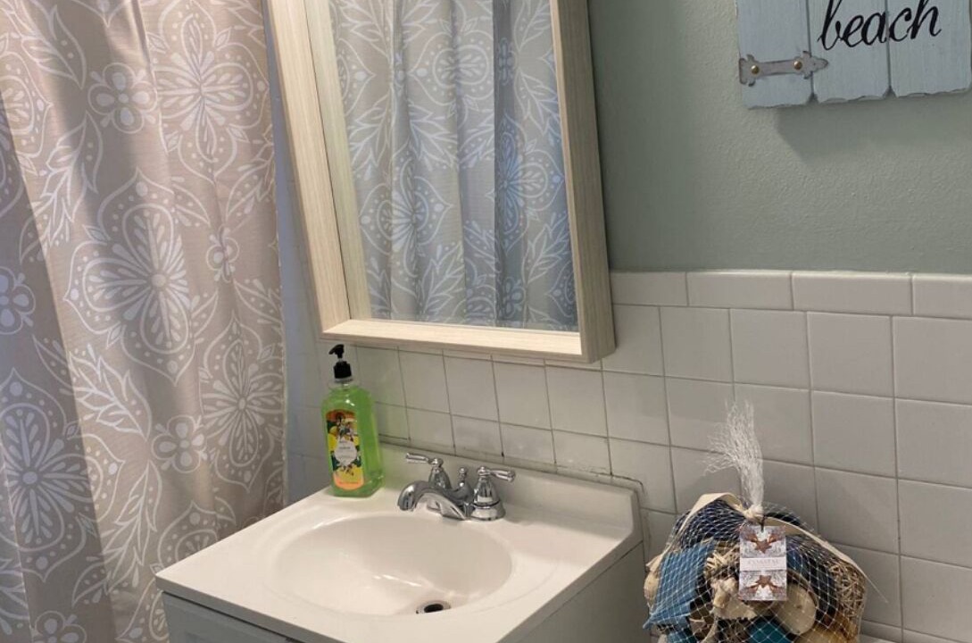 Photo of Bathroom in Lake Worth Corridor