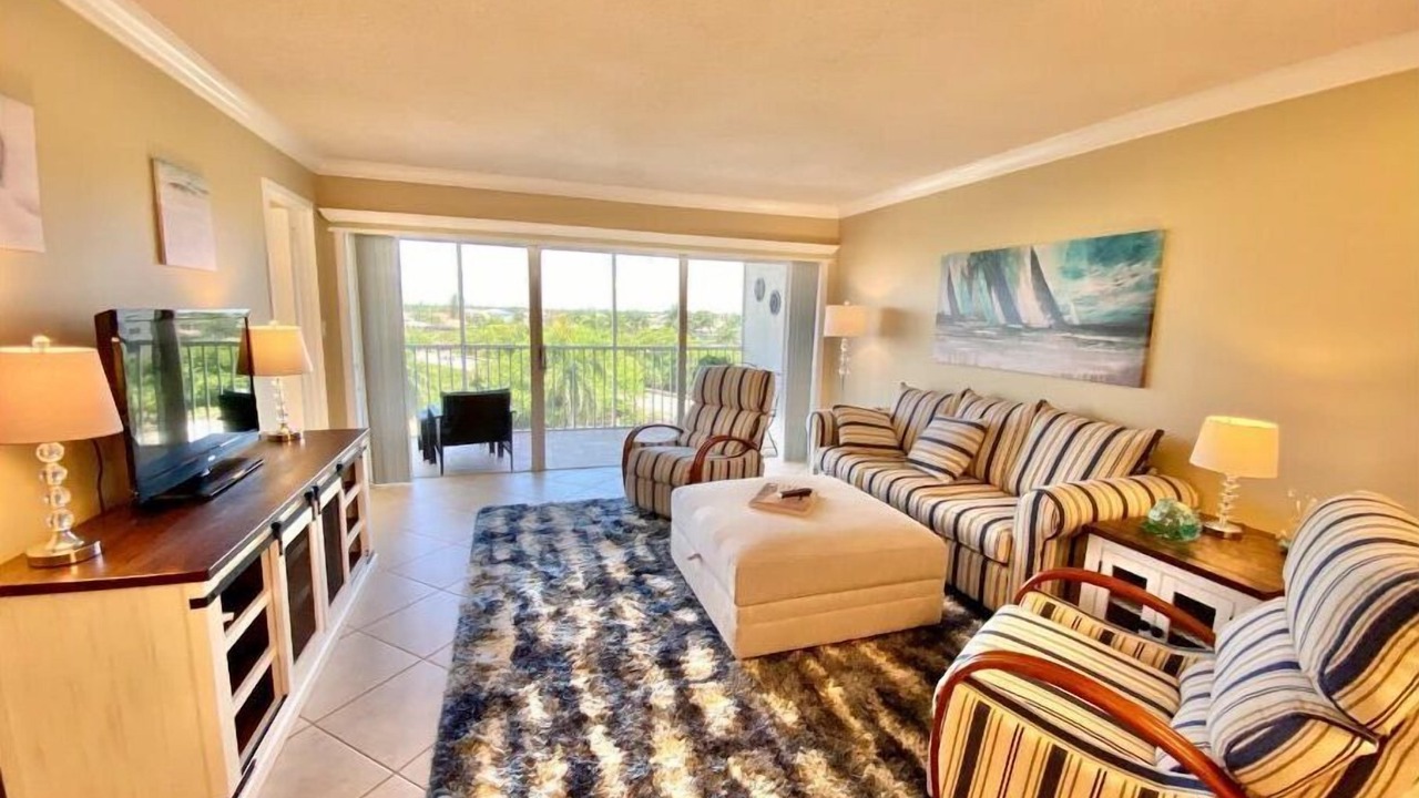 Photo of Livingroom in Vanderbilt Beach