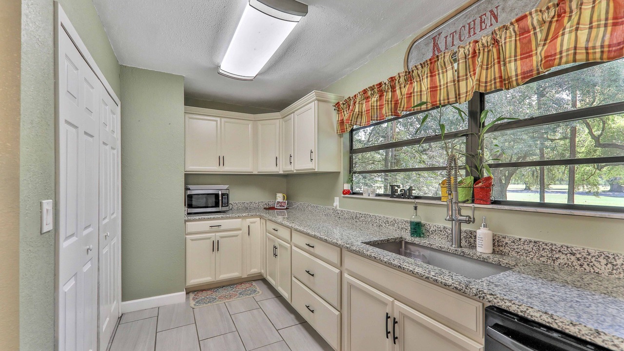 Photo of Kitchen in Avon Park