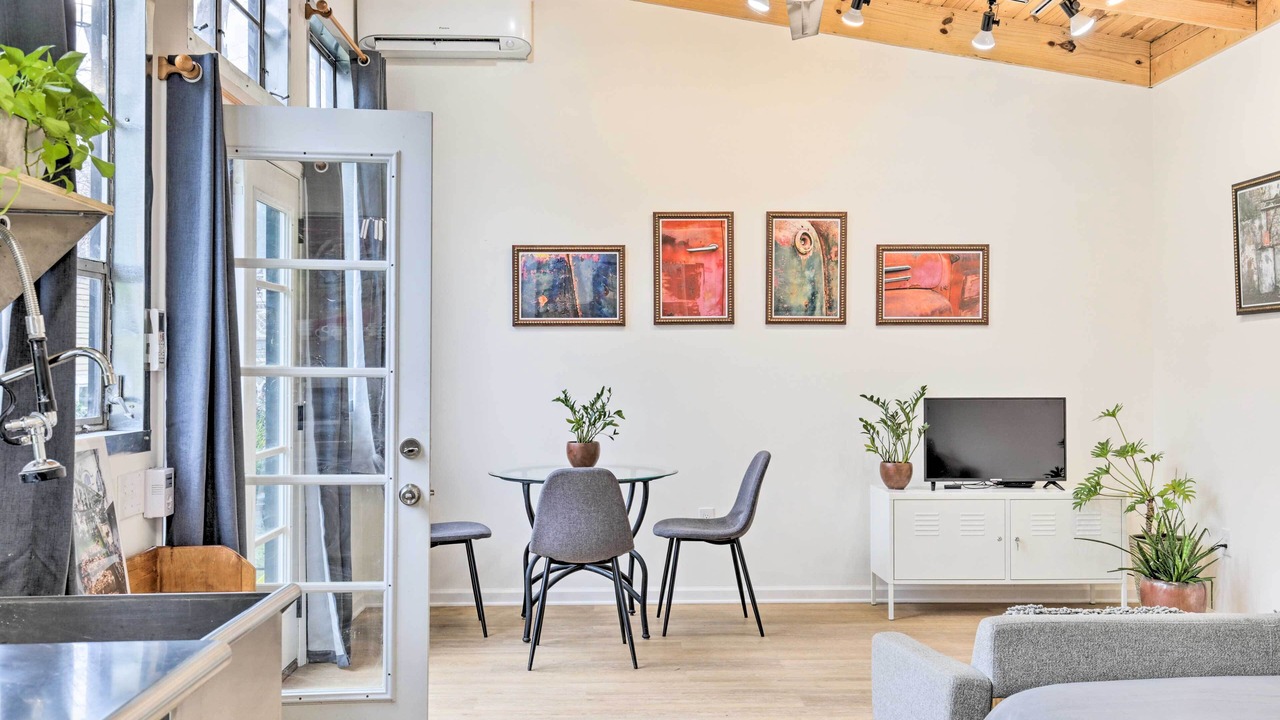 Photo of Livingroom in St. Elmo Improvement League