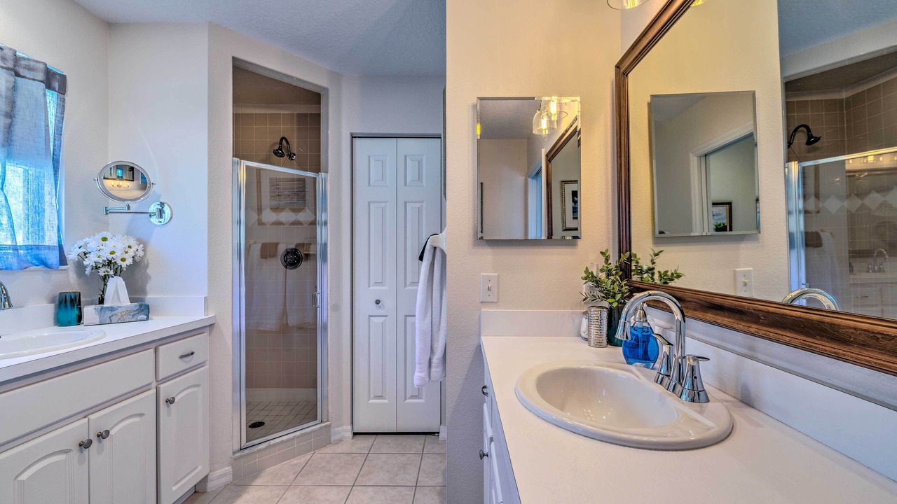 Photo of Bathroom in Yankeetown