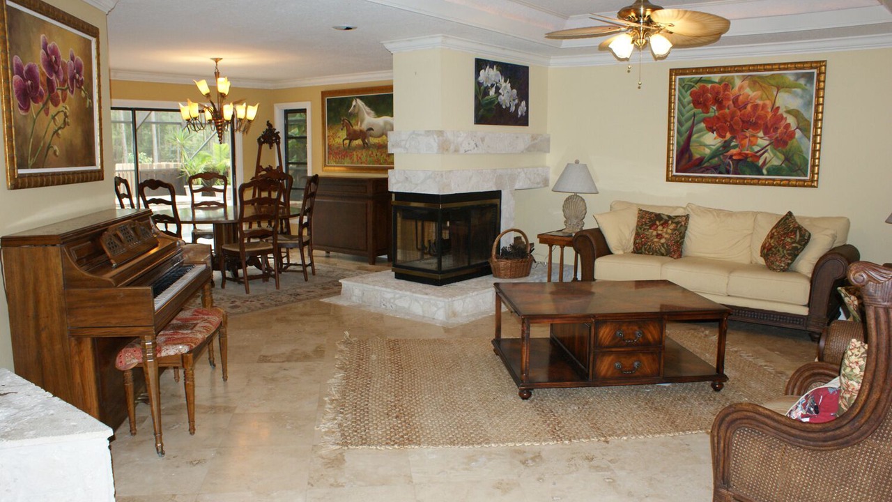 Photo of Livingroom in Hunt Club