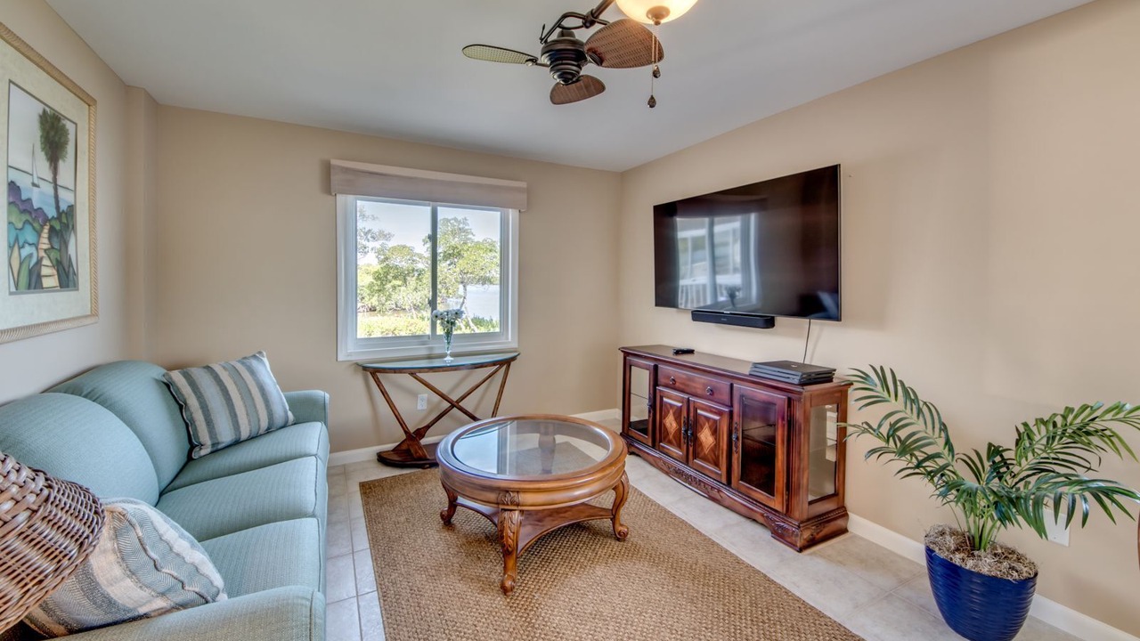 Photo of Livingroom in Mid Island