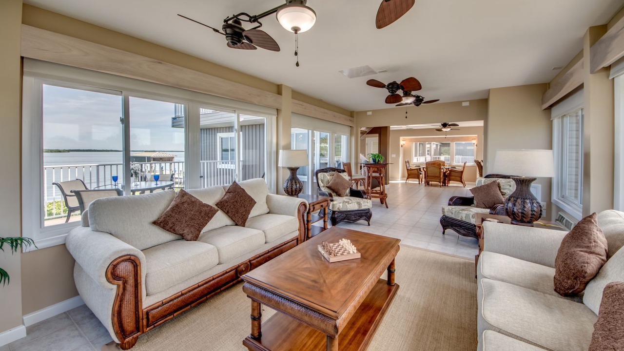 Photo of Livingroom in Mid Island