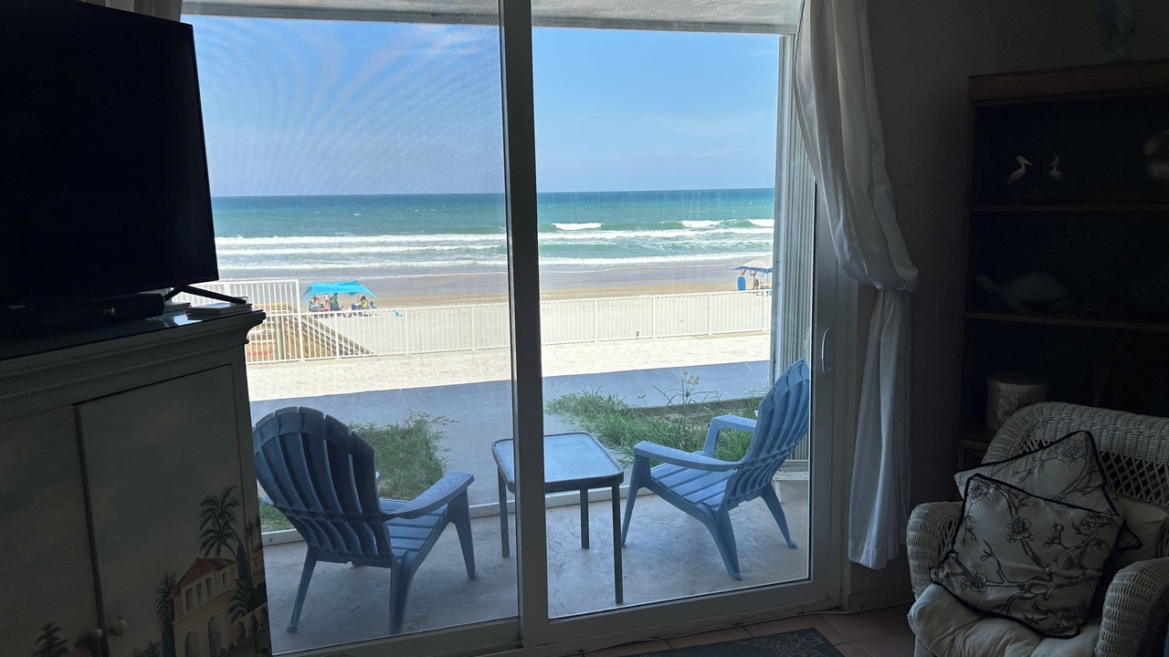 Photo of Livingroom in Curran Shores North