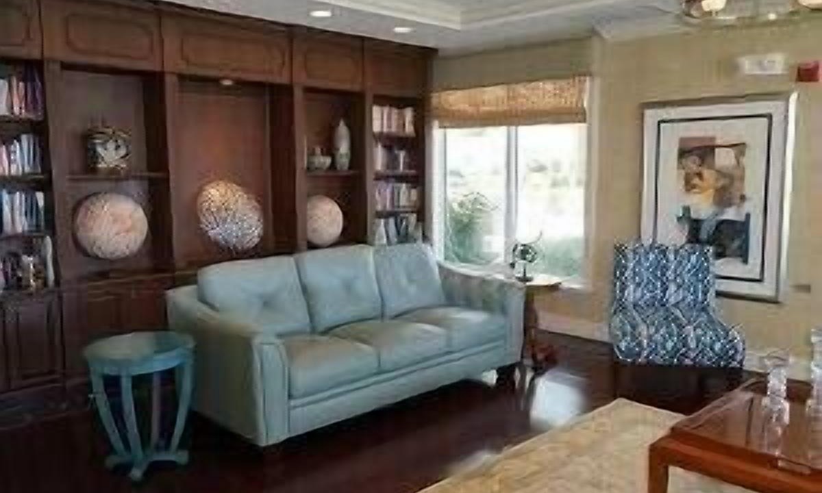 Photo of Livingroom in East Ocean Ave
